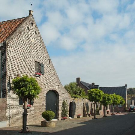 Het Gildehuis Met Sauna En Jacuzzi Stevensweert Esterno foto