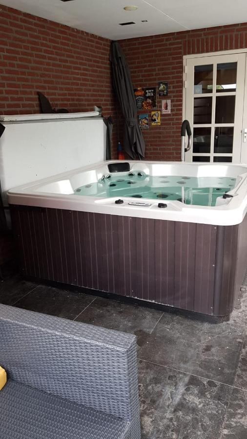 Het Gildehuis Met Sauna En Jacuzzi Stevensweert Esterno foto