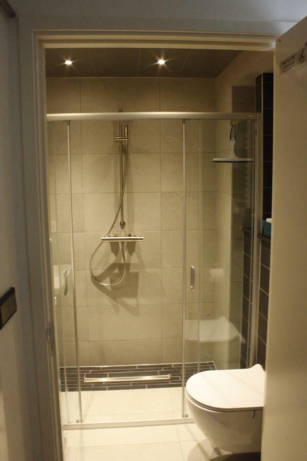 Het Gildehuis Met Sauna En Jacuzzi Stevensweert Esterno foto