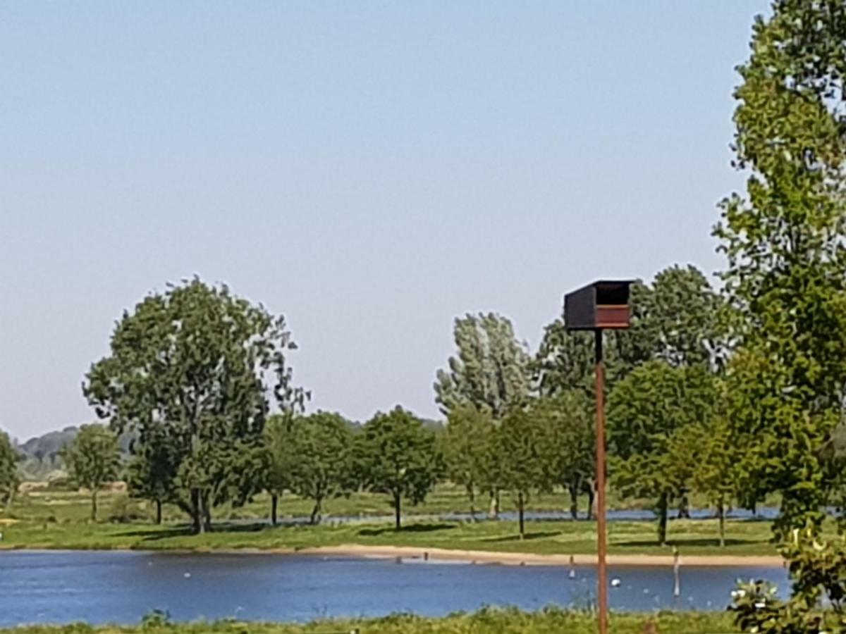 Het Gildehuis Met Sauna En Jacuzzi Stevensweert Esterno foto
