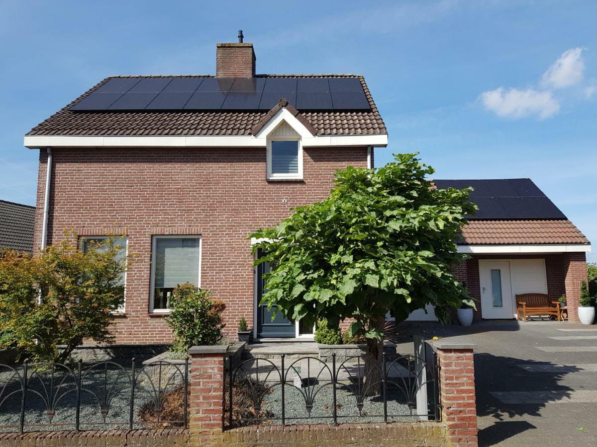 Het Gildehuis Met Sauna En Jacuzzi Stevensweert Esterno foto
