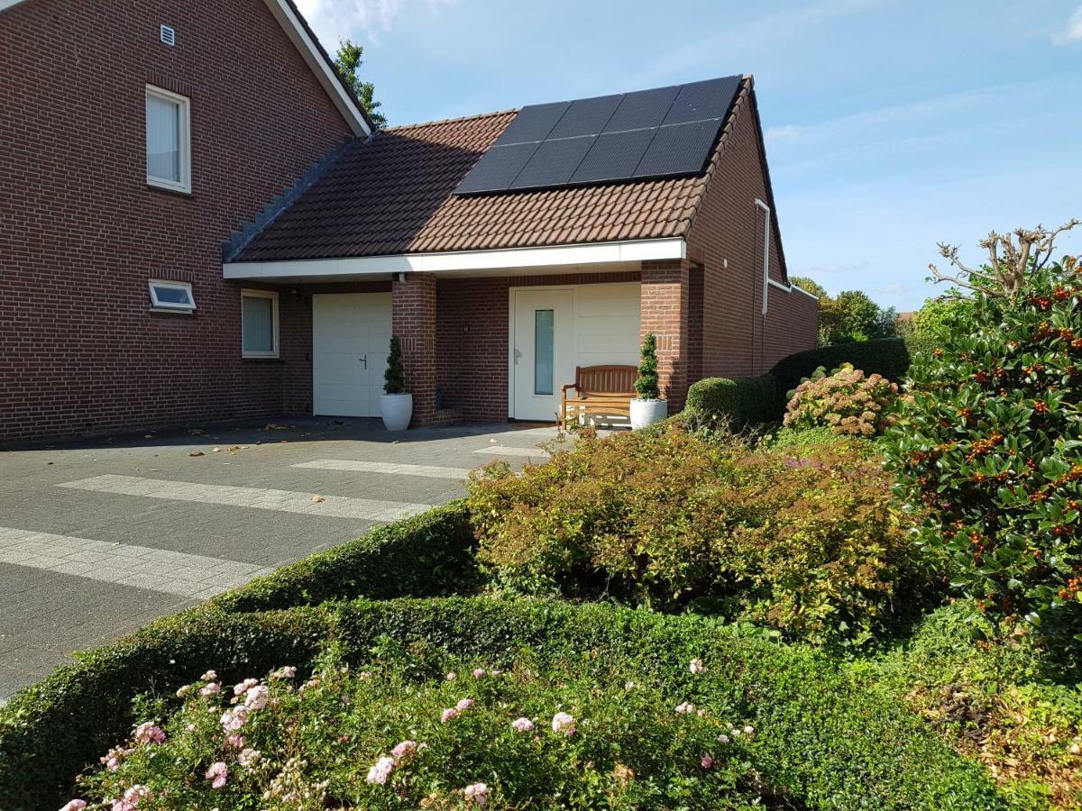 Het Gildehuis Met Sauna En Jacuzzi Stevensweert Esterno foto