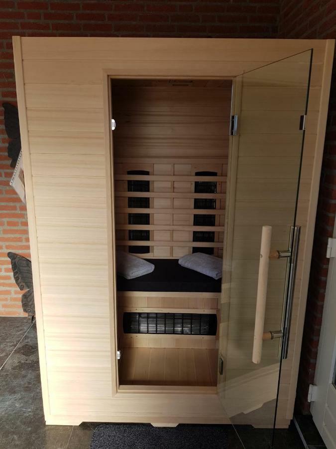 Het Gildehuis Met Sauna En Jacuzzi Stevensweert Esterno foto